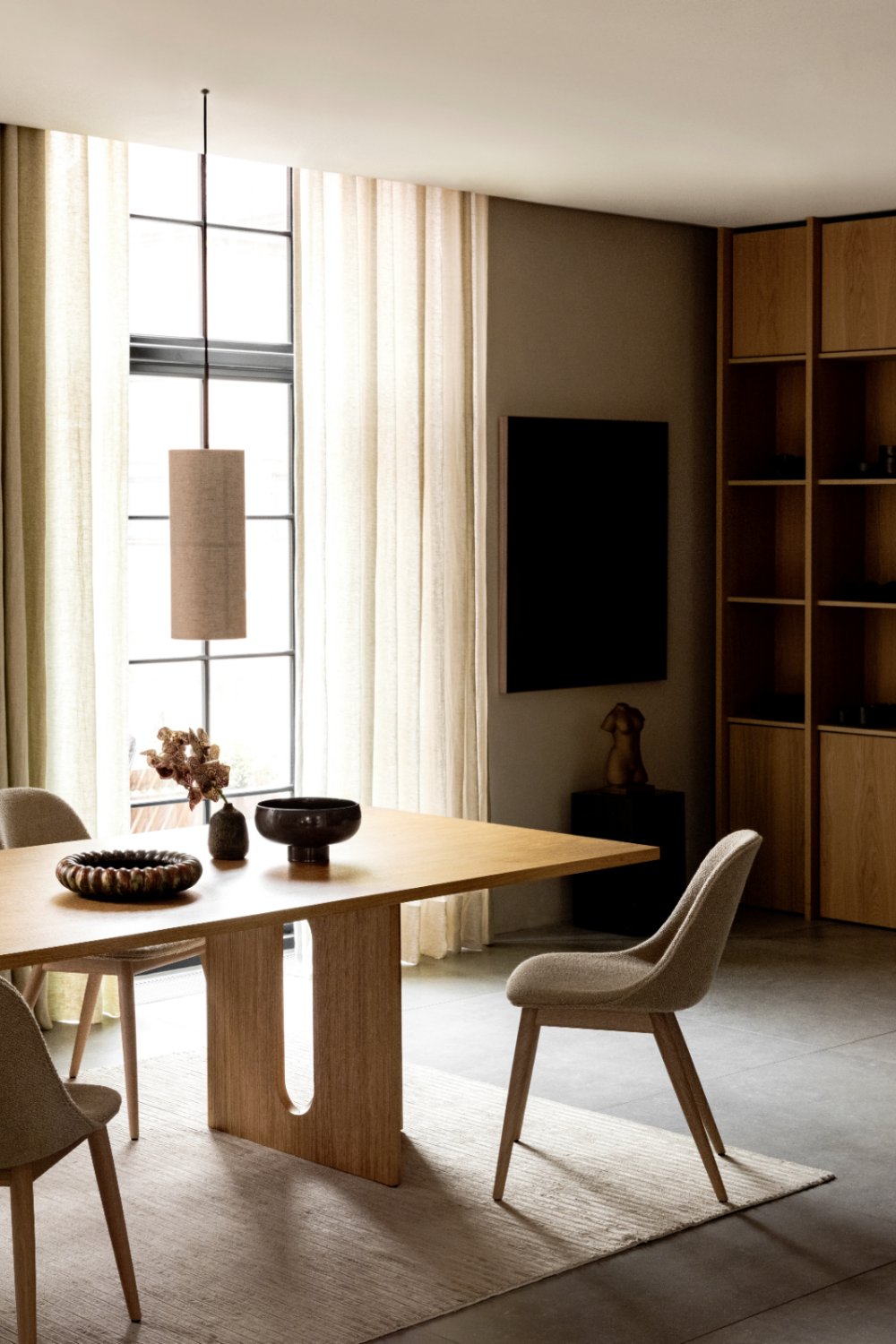 Intersecting-Base Oak Dining Table | Audo Copenhagen Androgyne | Oroa.com