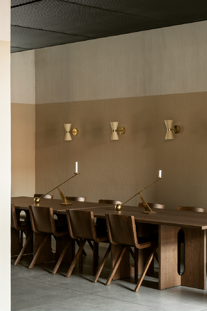 Intersecting-Base Oak Dining Table | Audo Copenhagen Androgyne | Oroa.com