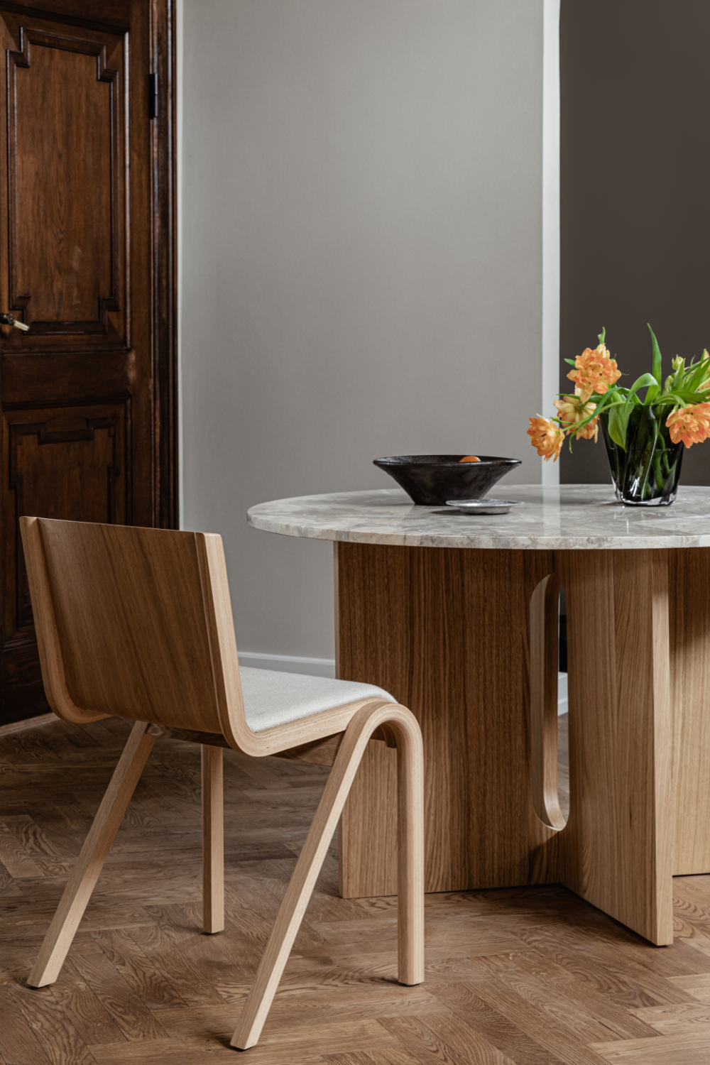 Intersecting-Base Round Dining Table | Audo Copenhagen Androgyne | Oroa.com