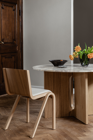 Intersecting-Base Round Dining Table | Audo Copenhagen Androgyne | Oroa.com