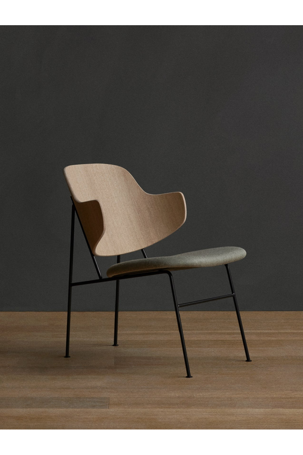 Upholstered Lounge Chair | Audo Copenhagen The Penguin | Oroa.com