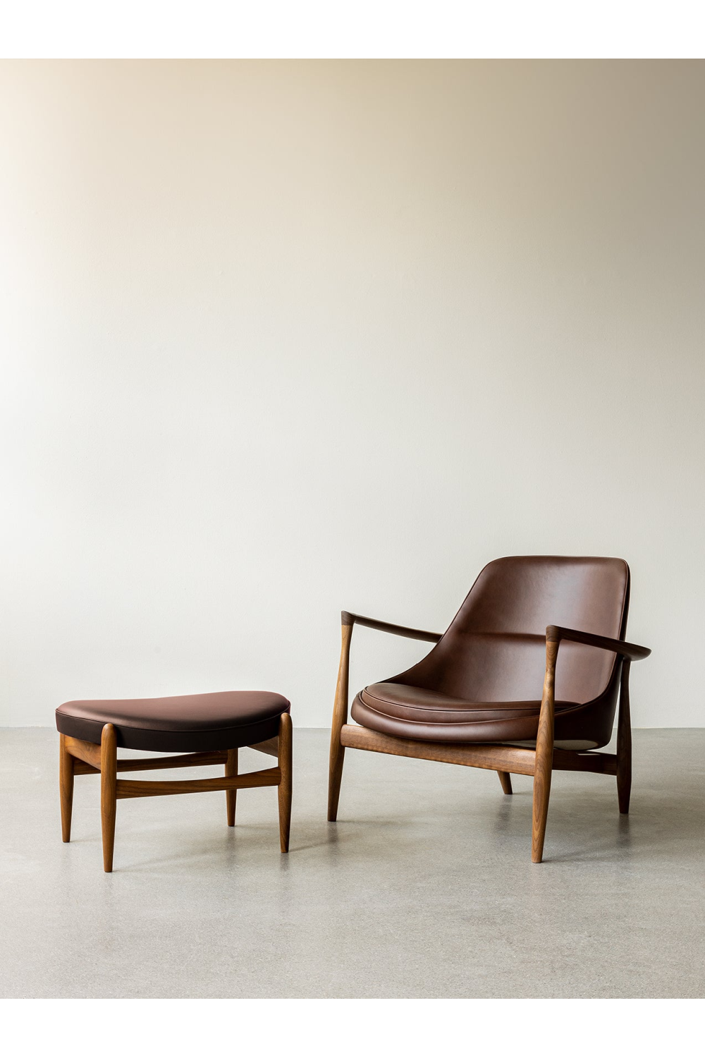 Wooden Base Padded Ottoman | Audo Copenhagen Elizabeth | Oroa.com