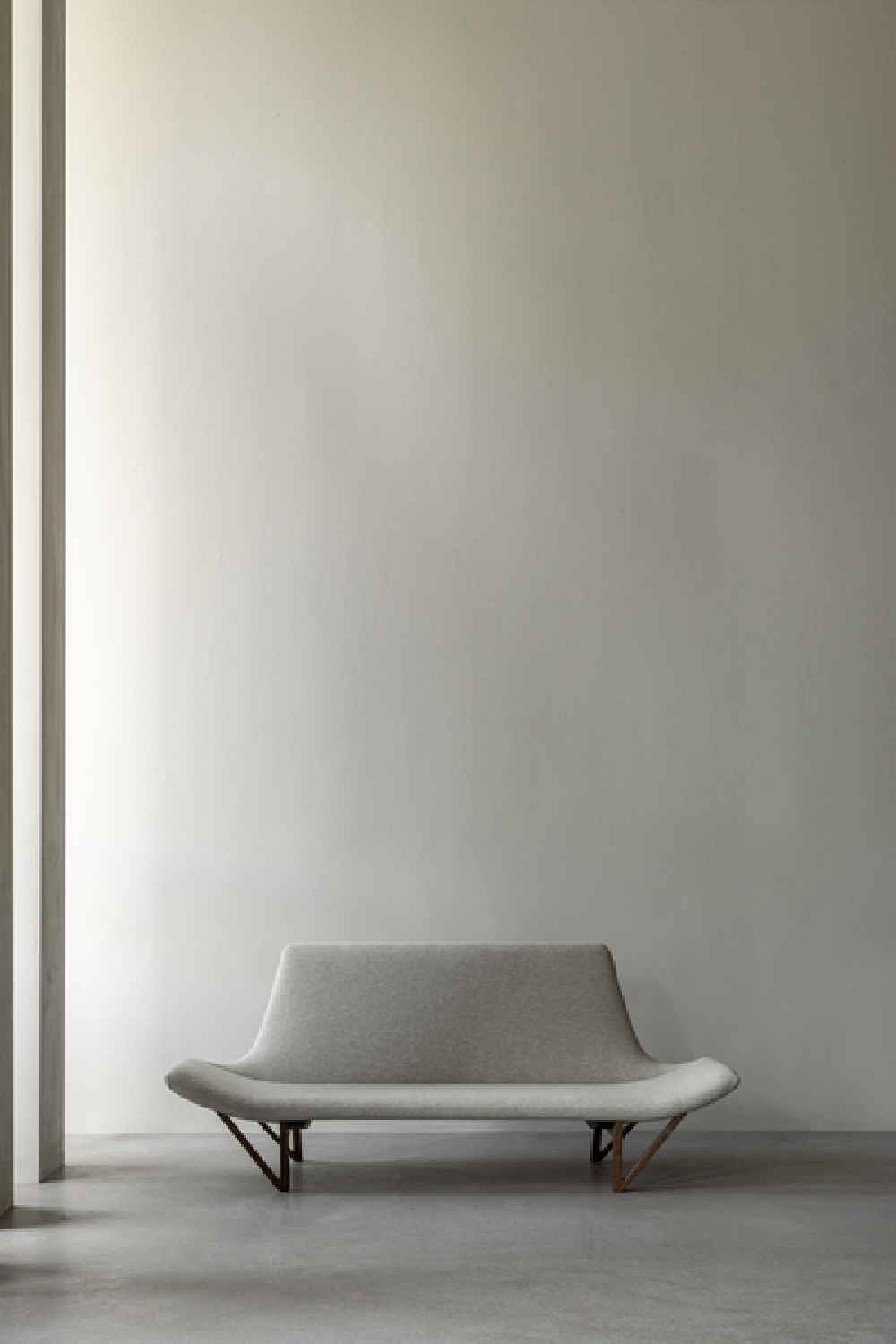 Wooden V-Leg Sofa | Audo Copenhagen Pagode | Oroa.com