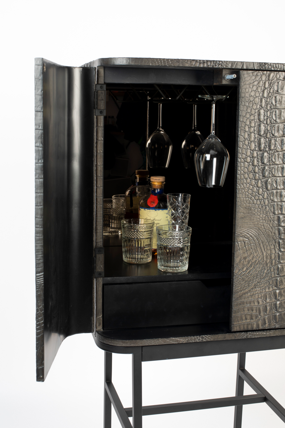 2-Door Mirrored Wine Cabinet | Bold Monkey Ava Morgana | Oroa.com
