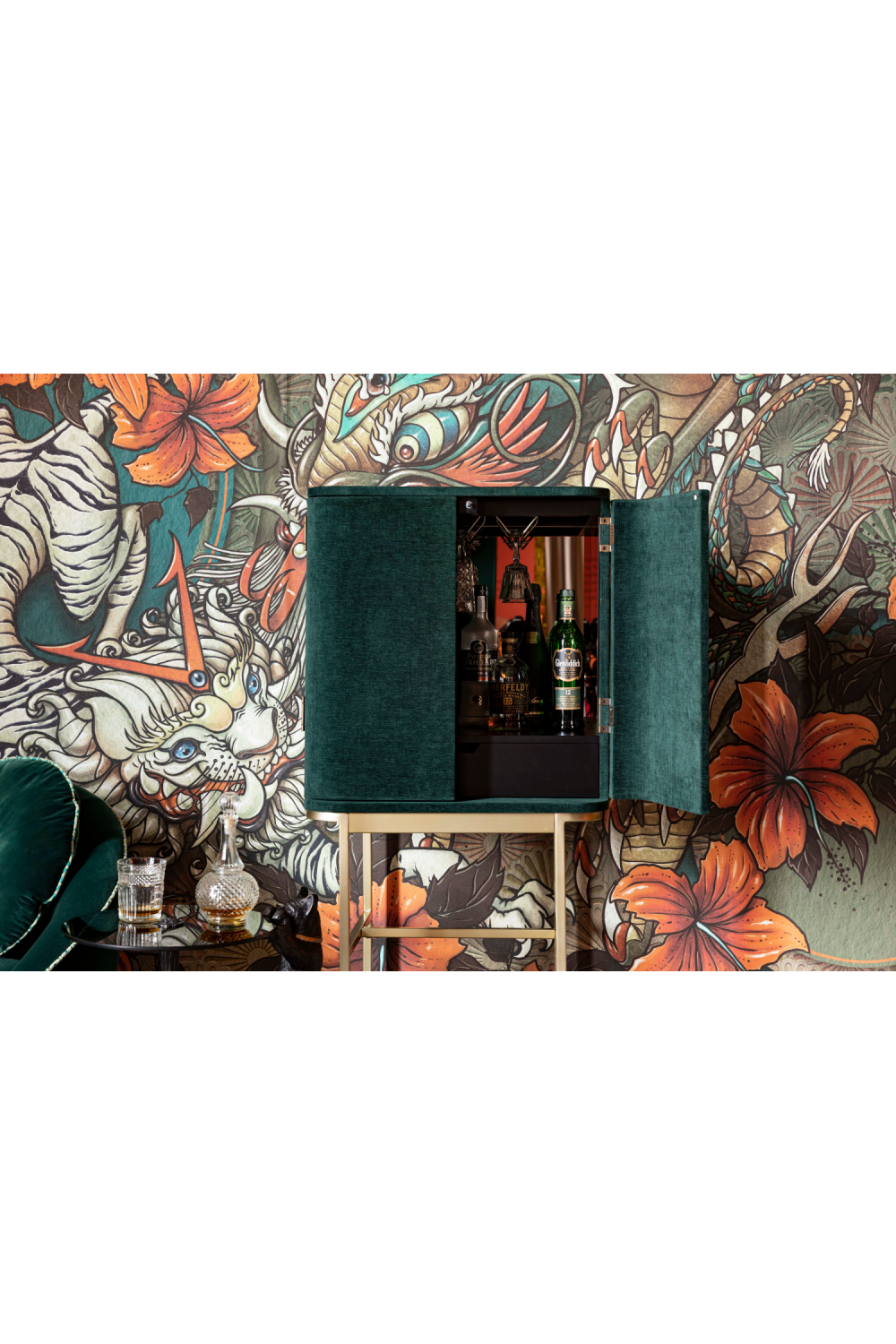 2-Door Mirrored Wine Cabinet | Bold Monkey Ava Morgana | Oroa.com