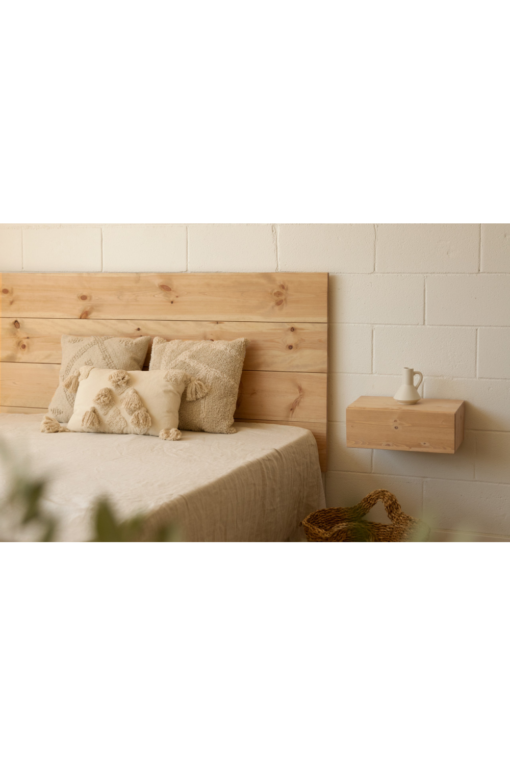Wooden Headboard and Floating Table | Decowood Flandes + Ingrid | Oroa.com