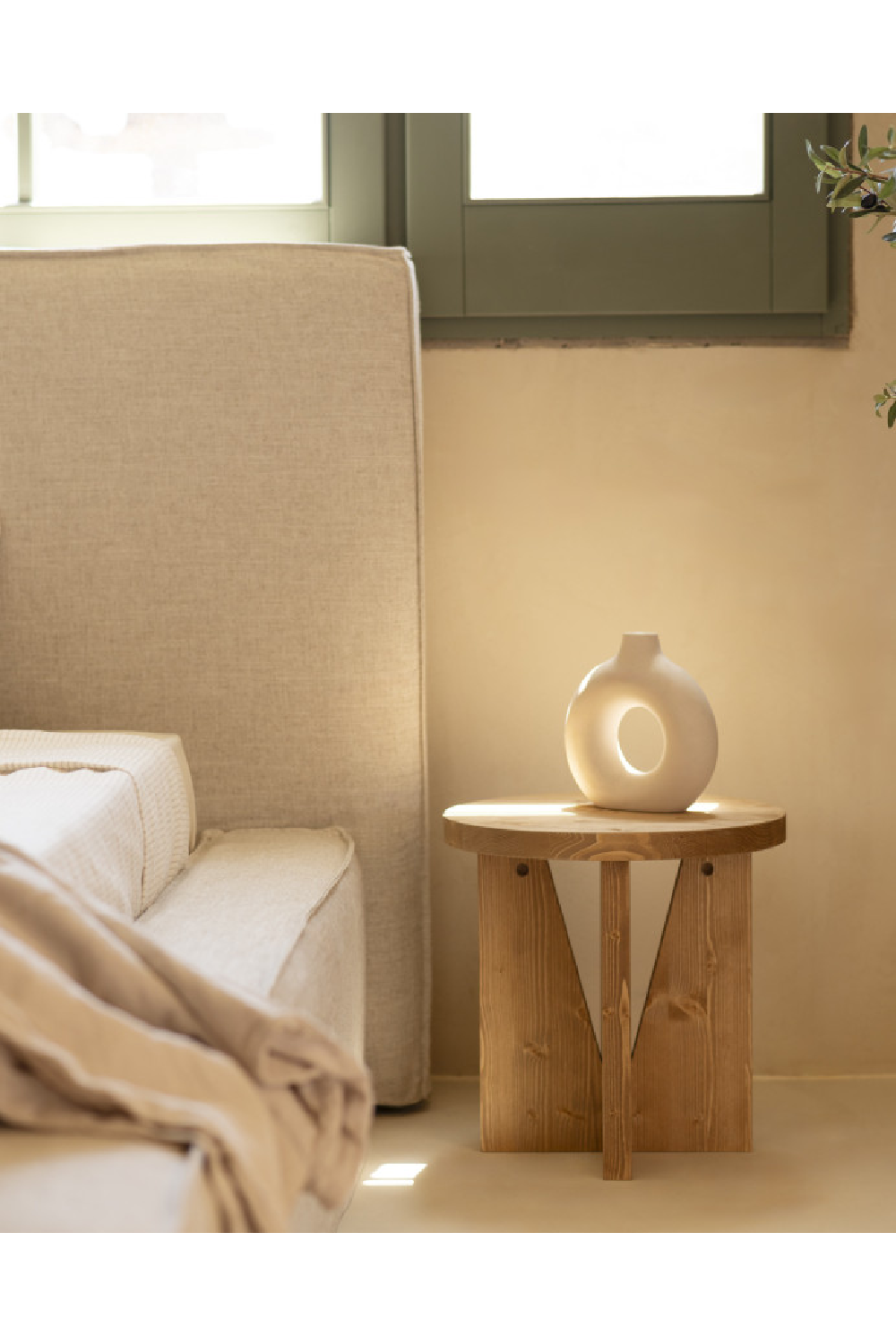 Round Nordic Nightstand | Decowood Vega | OROA.com