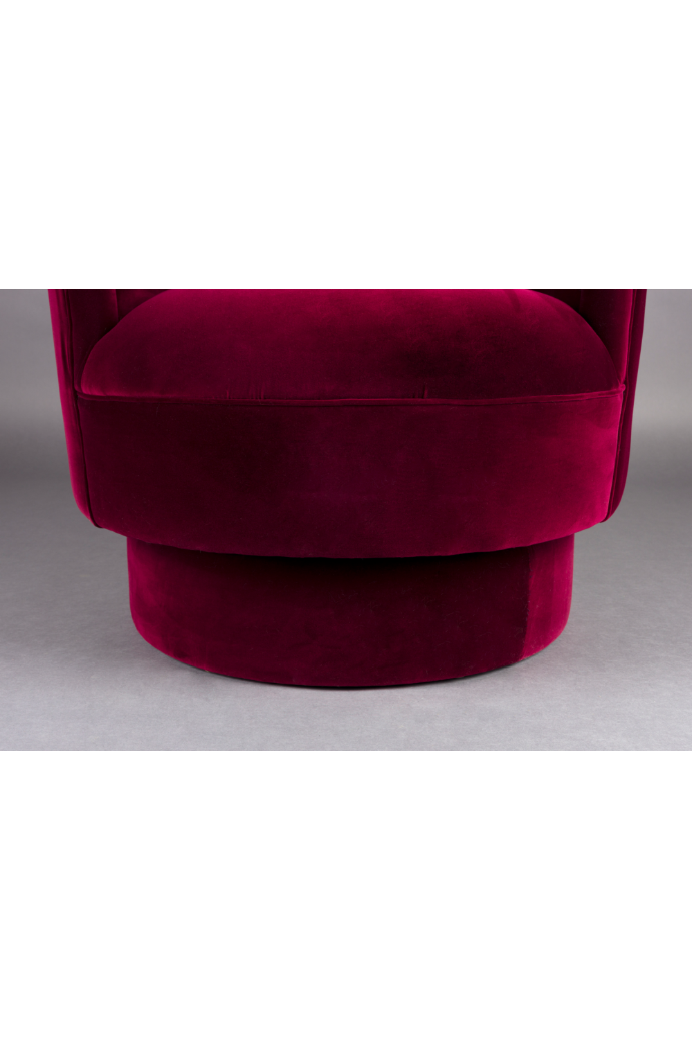 Red Velvet Swivel Lounge Chair | Dutchbone Dorothy | Oroa.com
