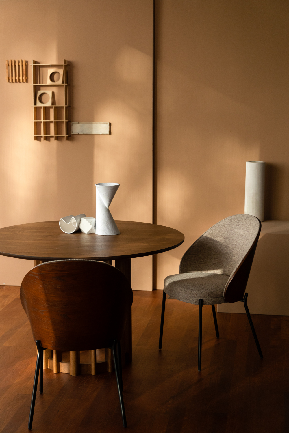 Round Oak Modern Dining Table | Dutchbone Barlet | OROA.com