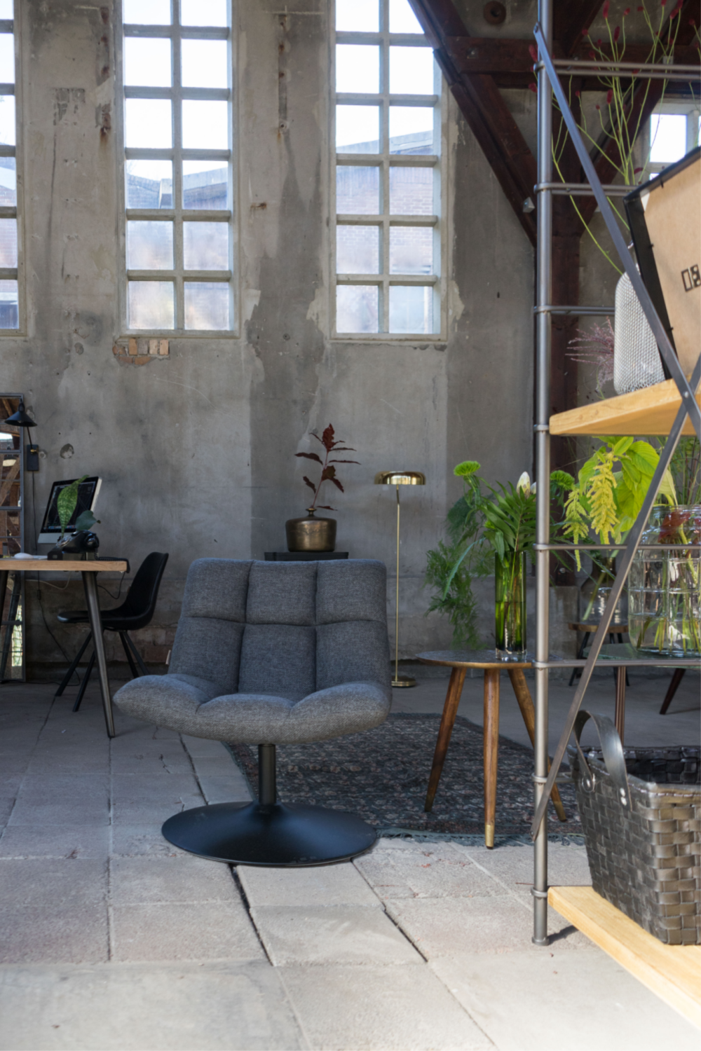 Pedestal Base Padded Lounge Chair | Dutchbone Bar | Oroa.com