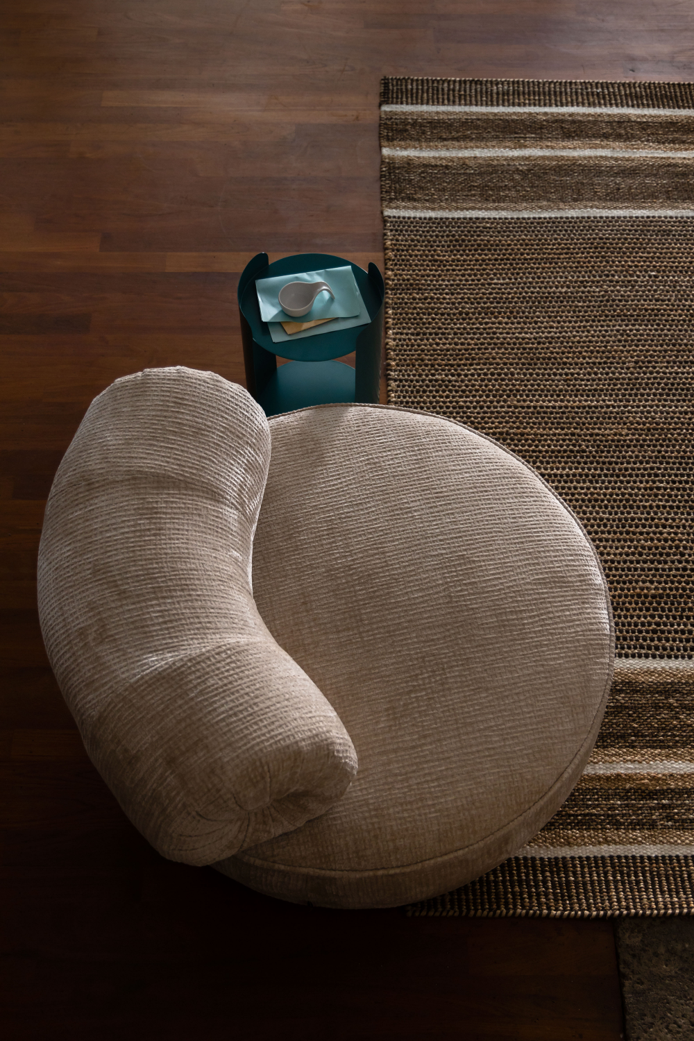 Round Modern Lounge Chair | Dutchbone Tilbury | OROA.com