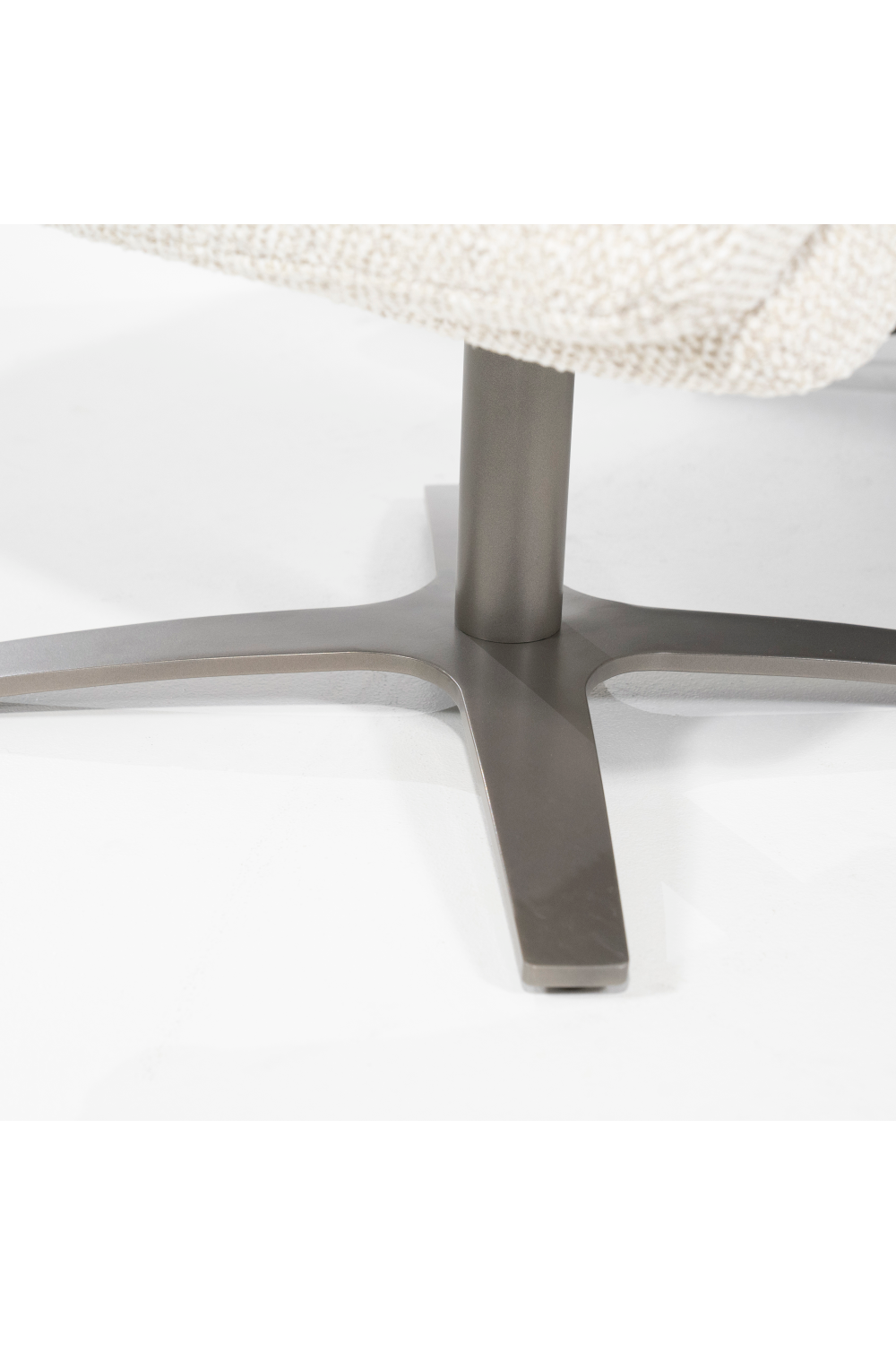 Upholstered Reclining Lounge Chair | Eleonora Caleb | OROA.com