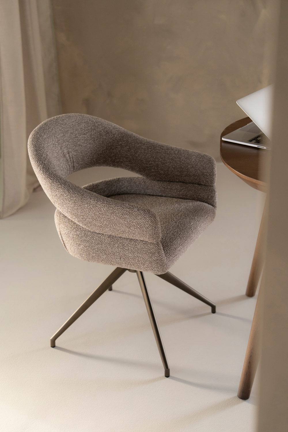 Open-Back Swivel Chair | Eleonora Hailey | Oroa.com