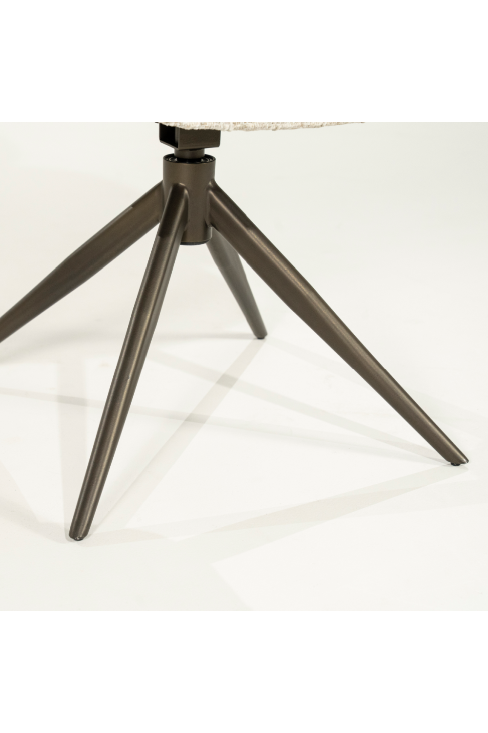 Modern Swivel Amchair | Eleonora Darcio | Oroa.com