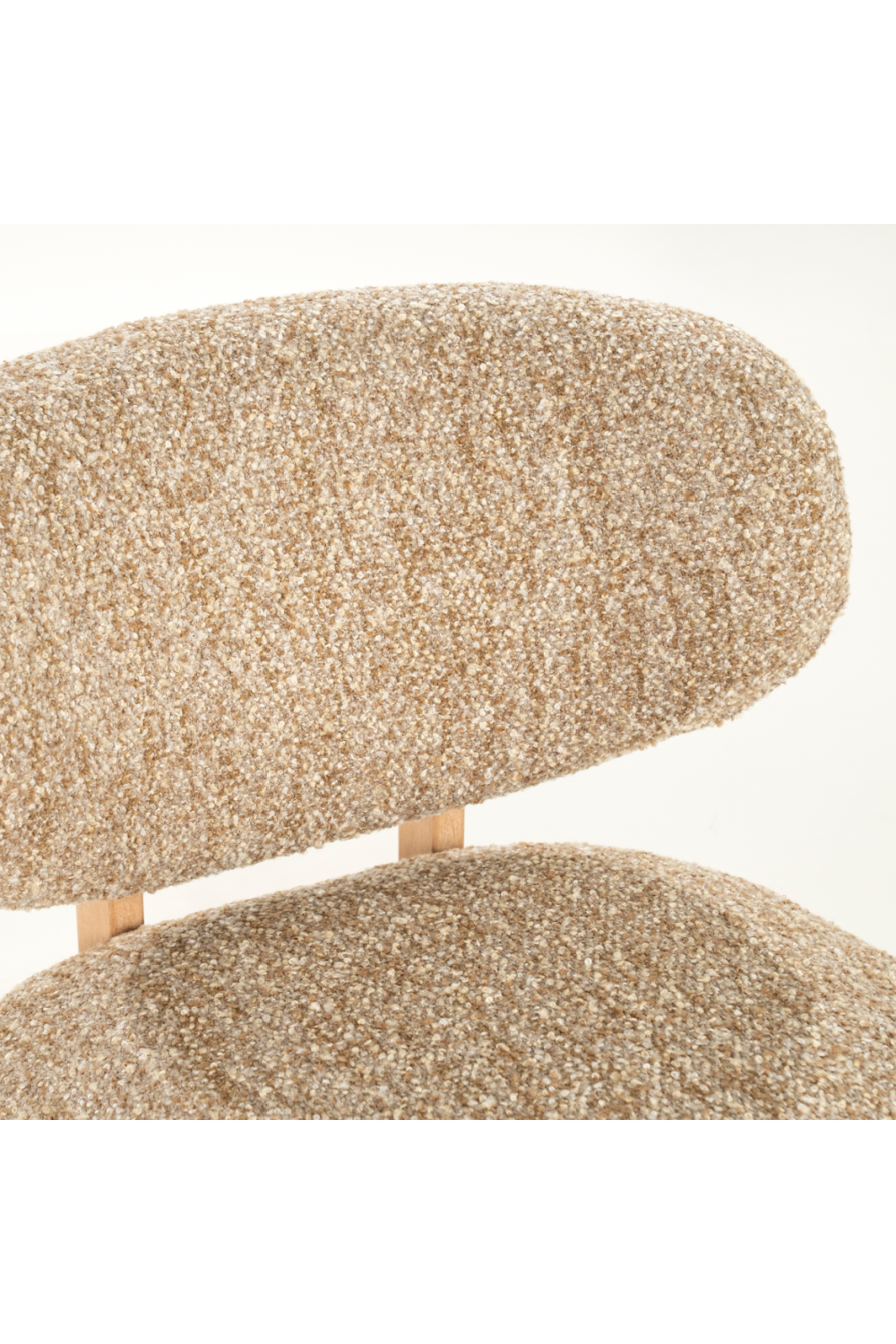 Cushioned Minimalist Lounge Chair | Eleonora Reza | Oroa.com