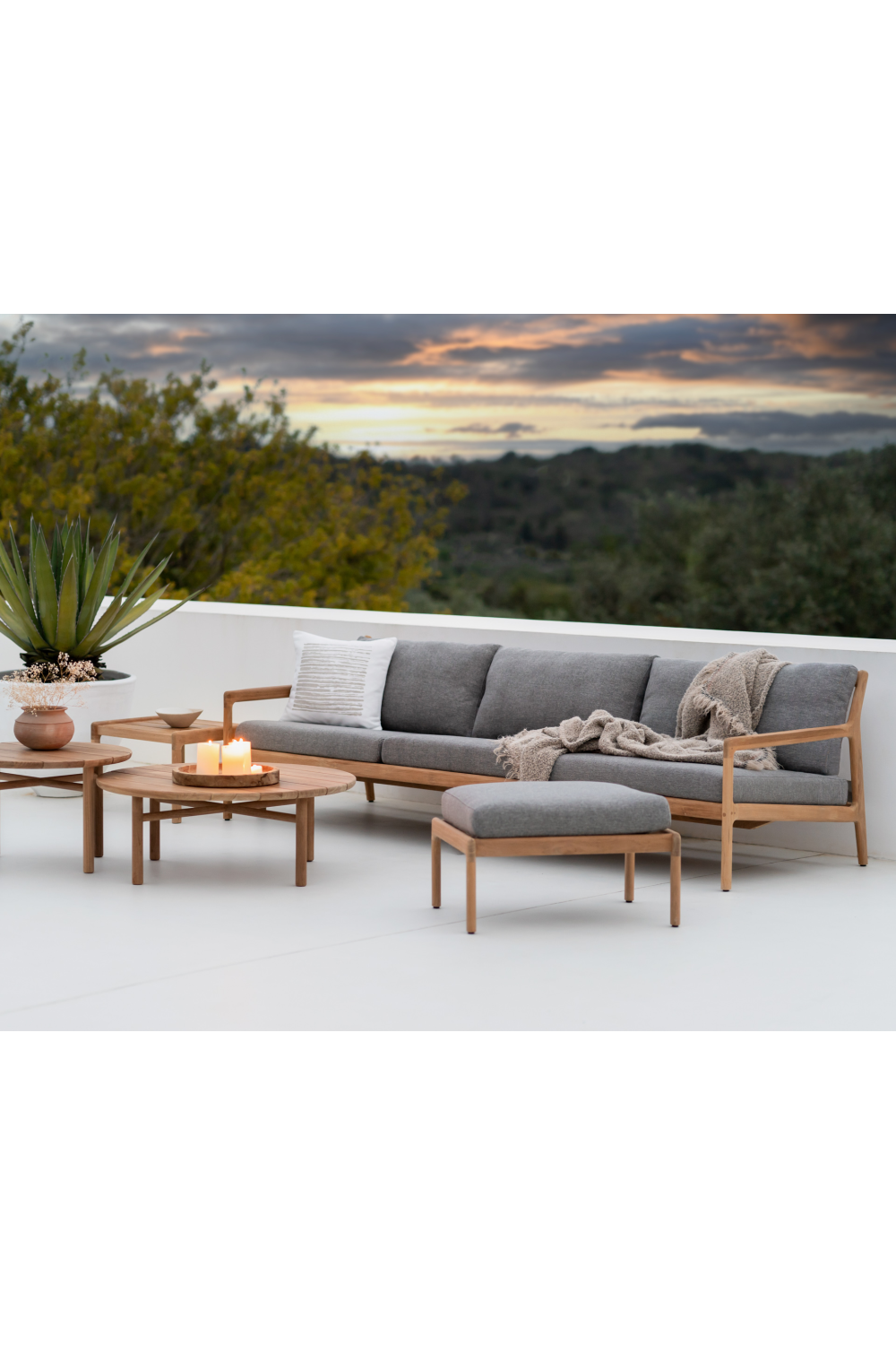 Round Slatted Outdoor Coffee Table | Ethnicraft Quatro | Oroa.com