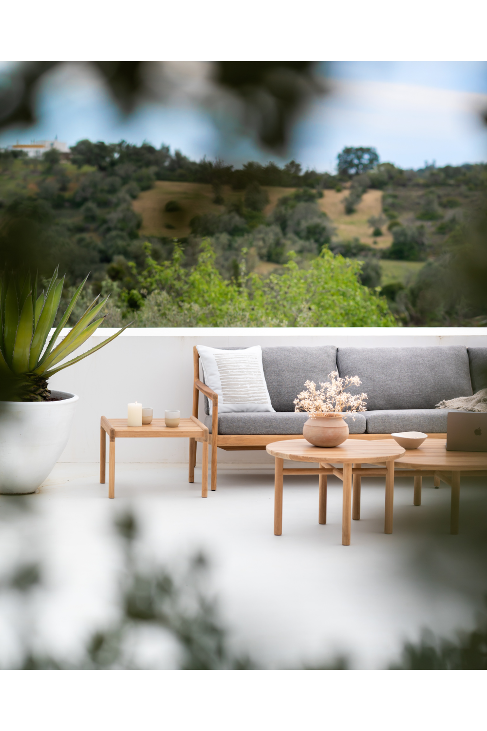 Round Slatted Outdoor Coffee Table | Ethnicraft Quatro | Oroa.com