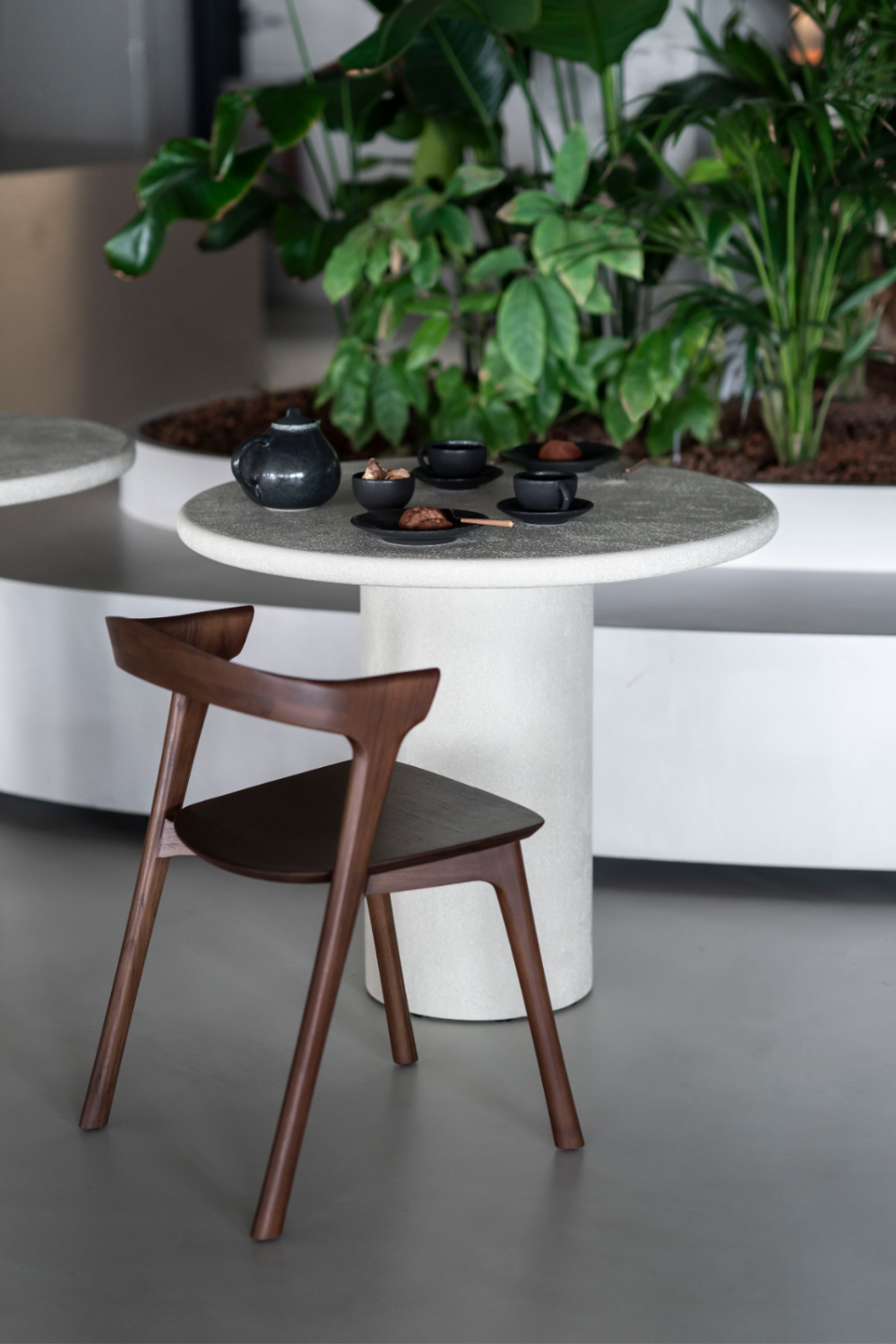 Round Pedestal Dining Table | Ethnicraft Elements | Oroa.com