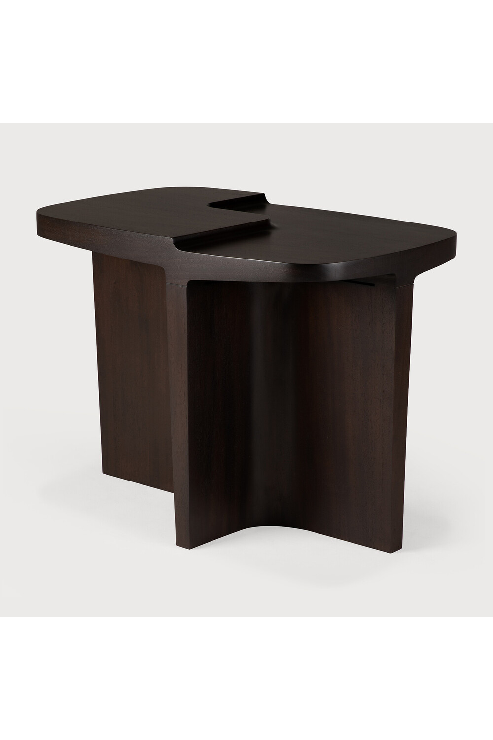 Carved Brown Mahogany Side Table | Ethnicraft Brutalist | Oroa.com