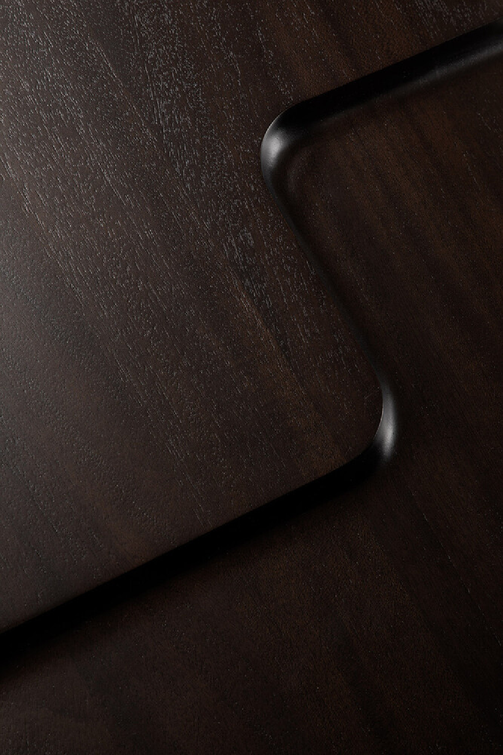 Carved Brown Mahogany Side Table | Ethnicraft Brutalist | Oroa.com