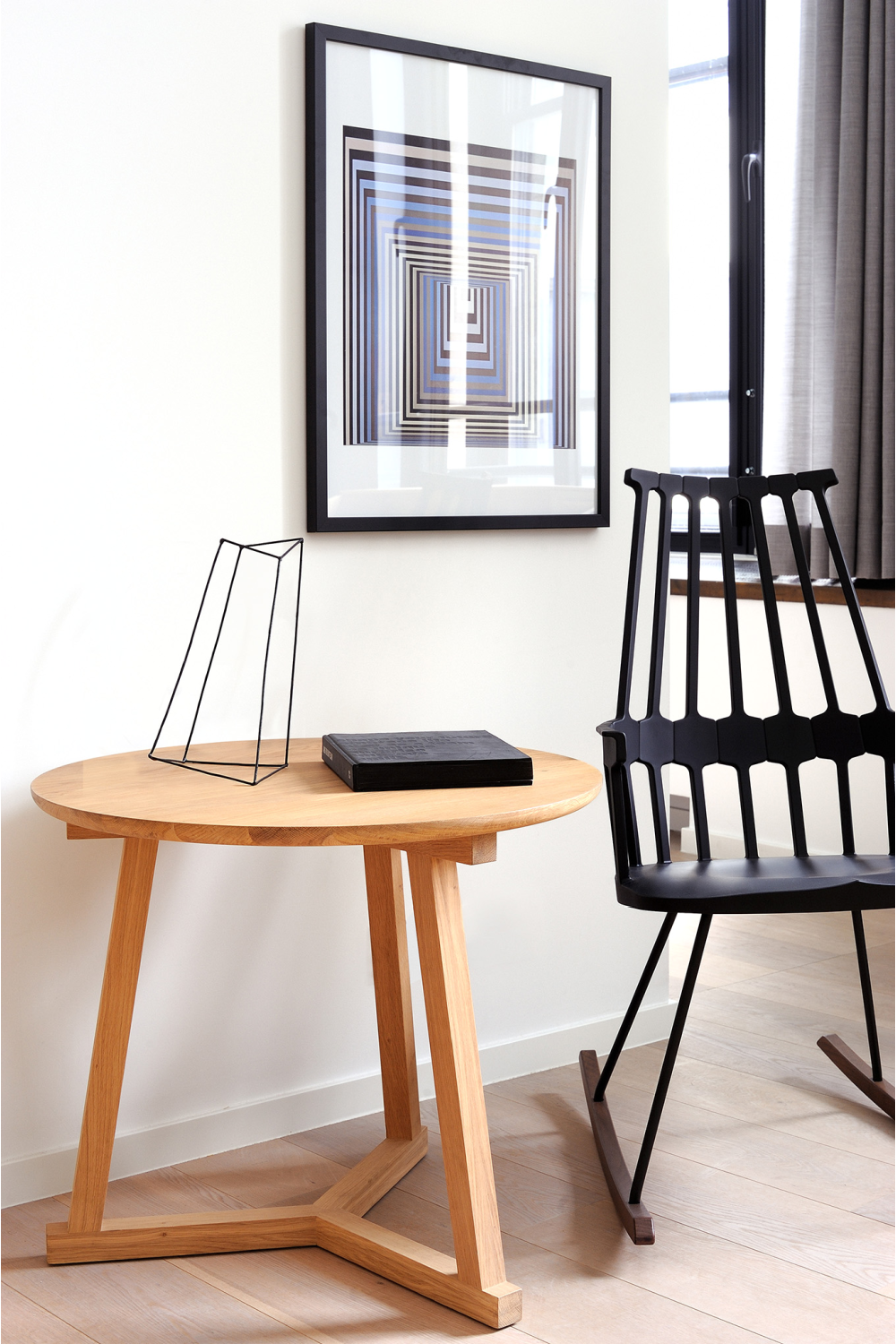 Minimalist Round Side Table | Ethnicraft Tripod