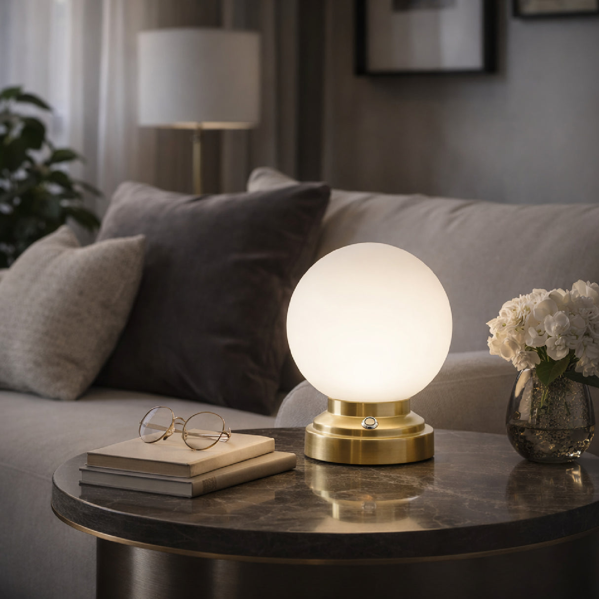   White Glass Globe Table Lamp | Oroa.com
