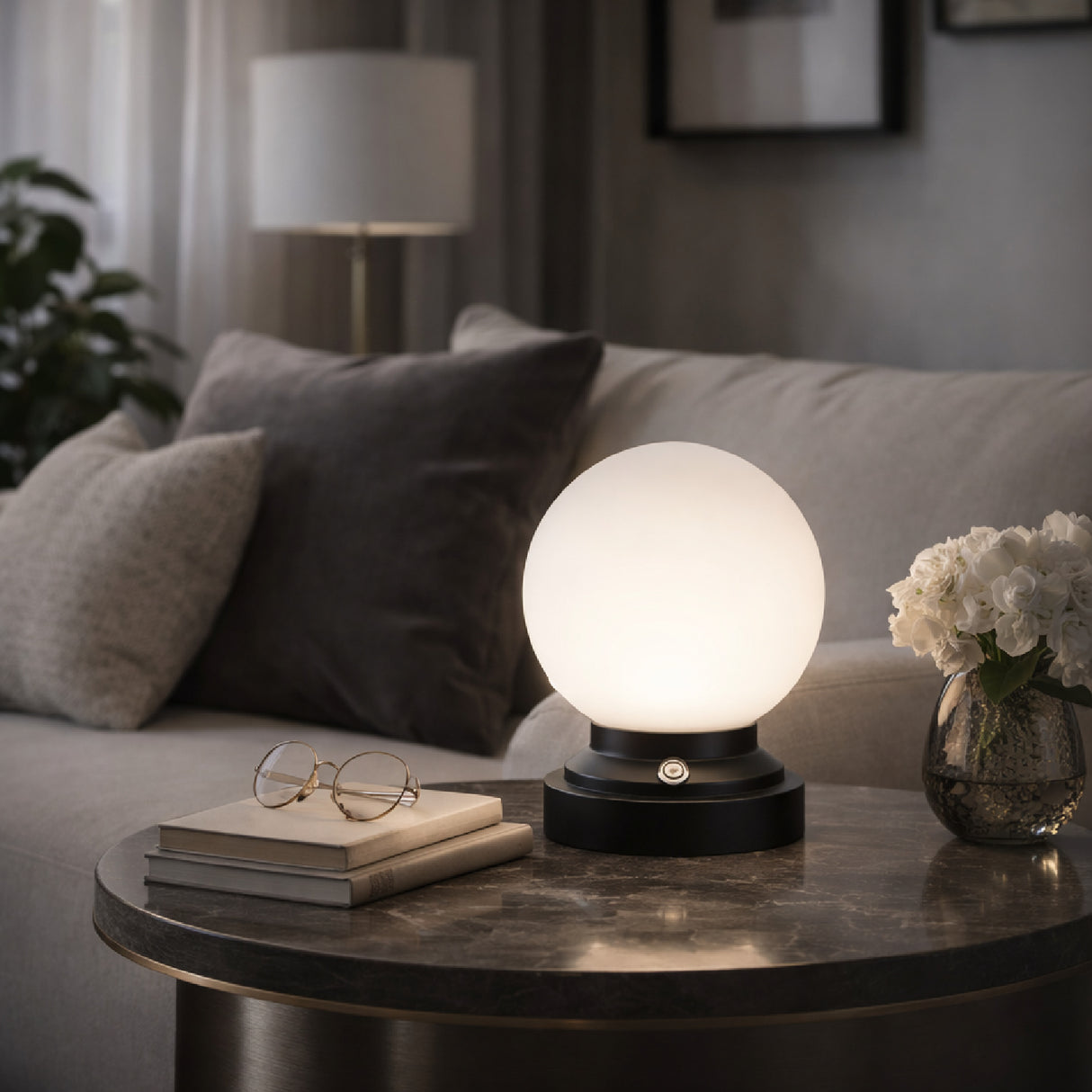   White Glass Globe Table Lamp | Oroa.com