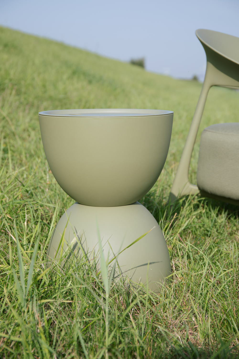 Hourglass Outdoor Storage Side Table | DF Mara | Oroa.com