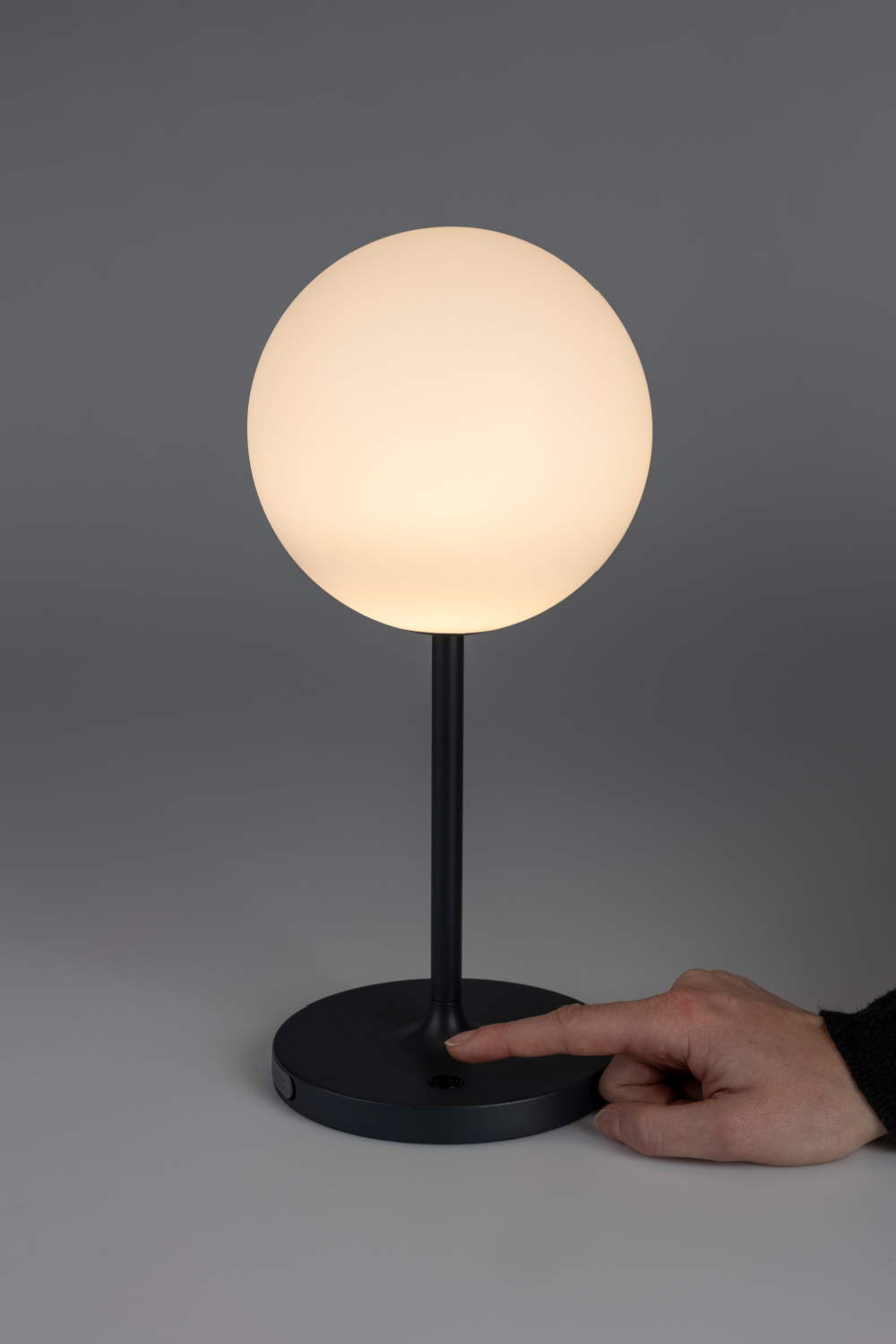 Minimalist Orb Table Lamp | DF Hub | OROA.com