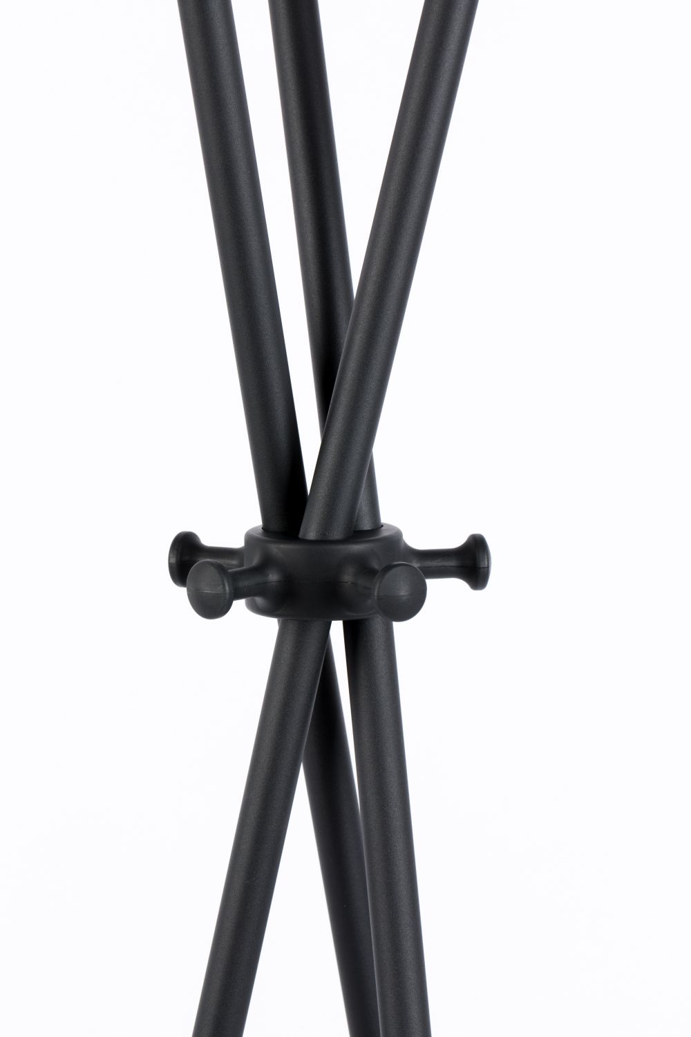 Tripod Metal Coat Rack | DF Darwin | Oroatrade.com