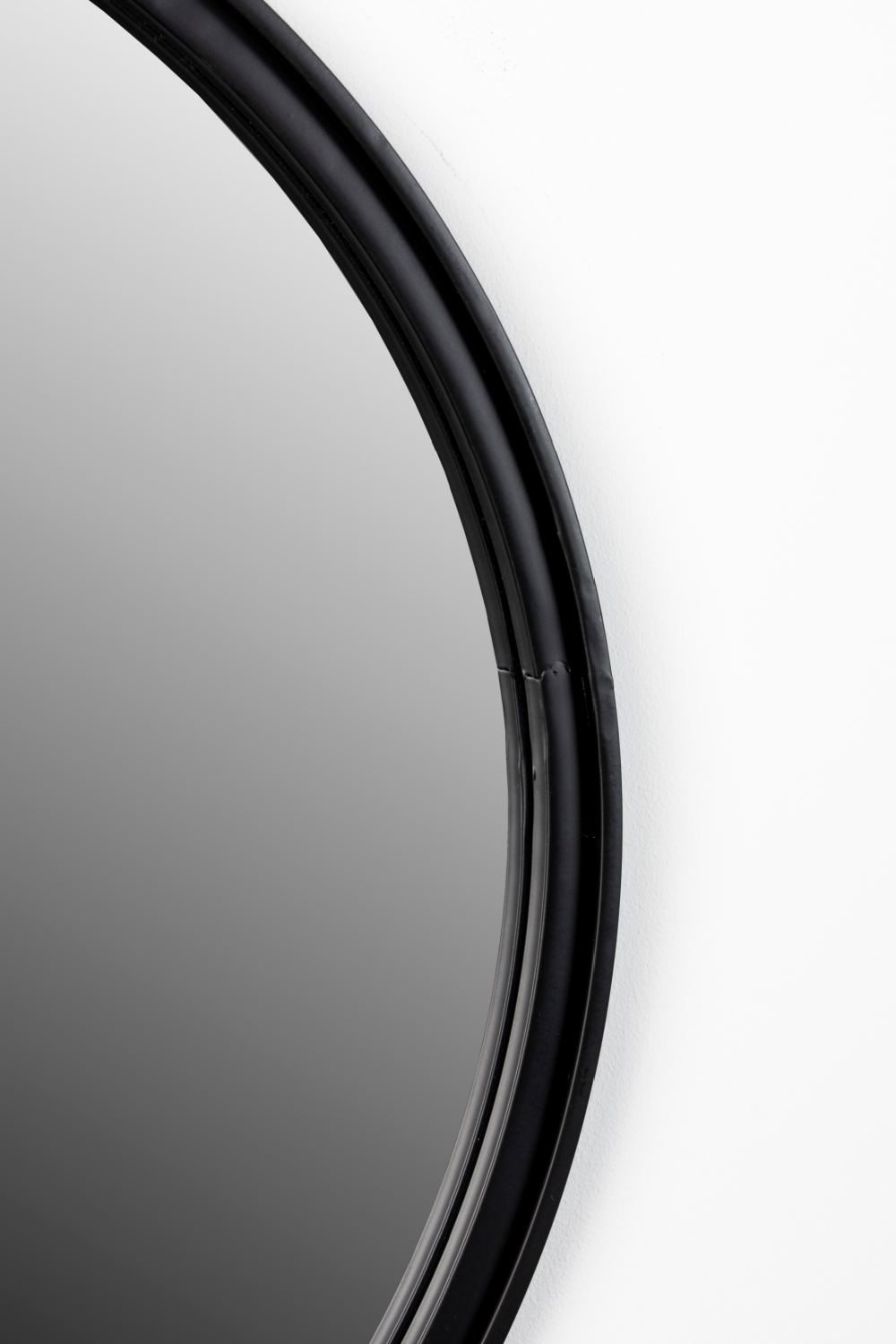 Round Black Minimalist Mirror | DF Matz | Oroa.com