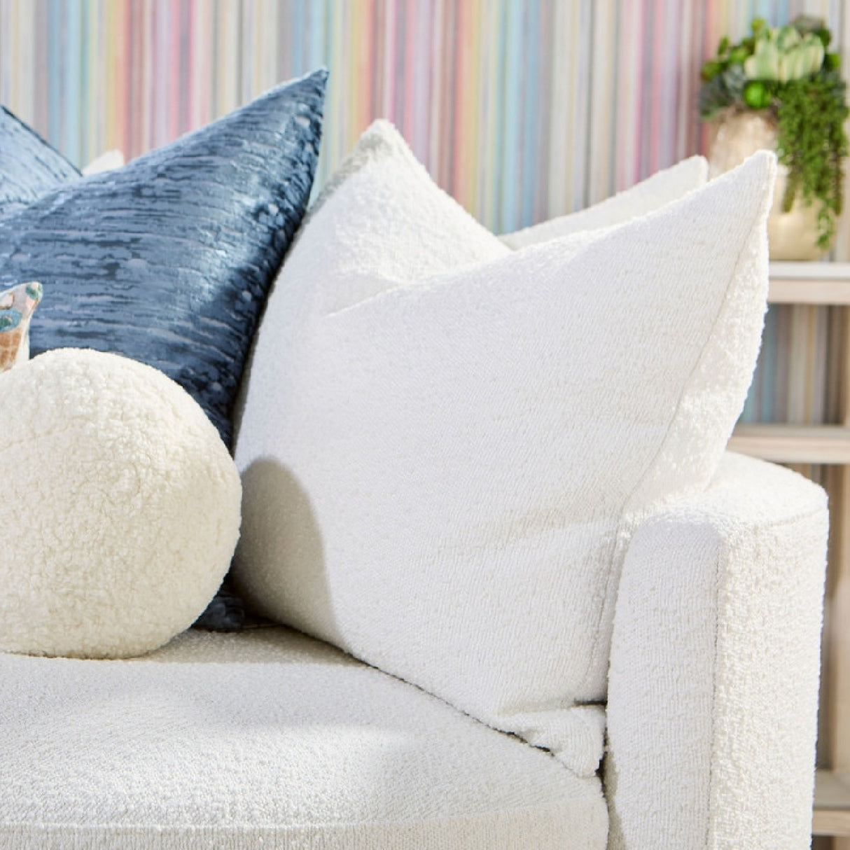   White Boucle Round Swivel Chair | Oroa.com