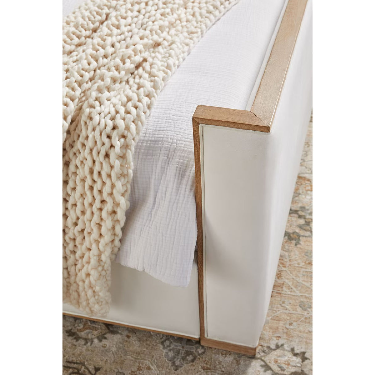   White Upholstered Bed | Oroa.com