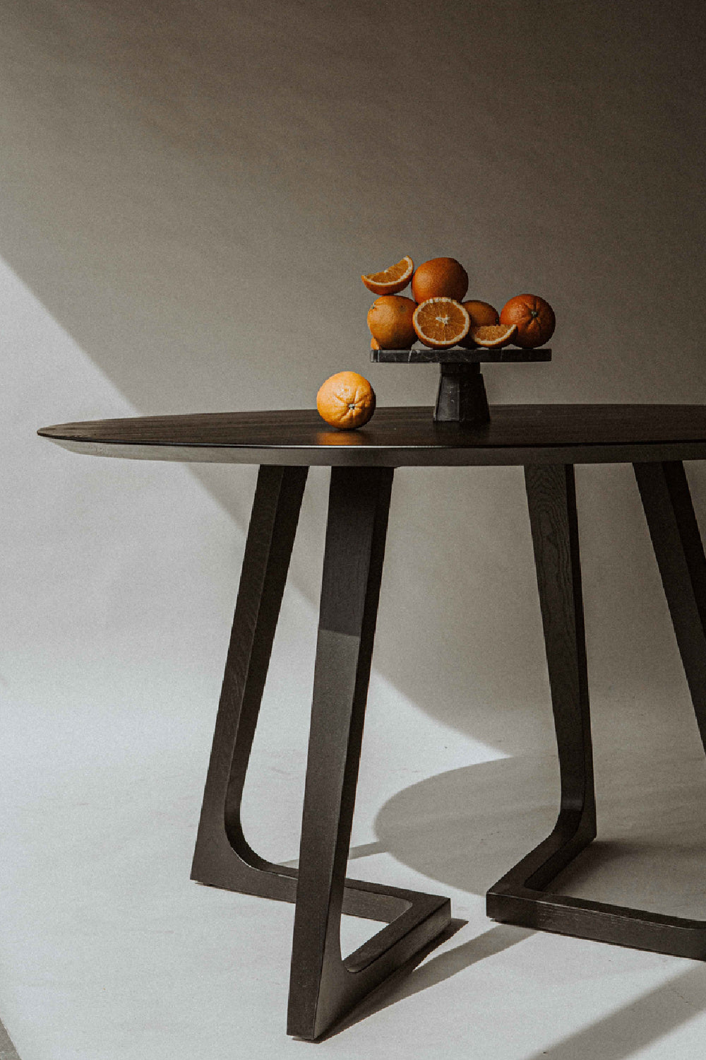 Sculptural Base Round Dining Table | Novi Living Godenza | Oroa.com