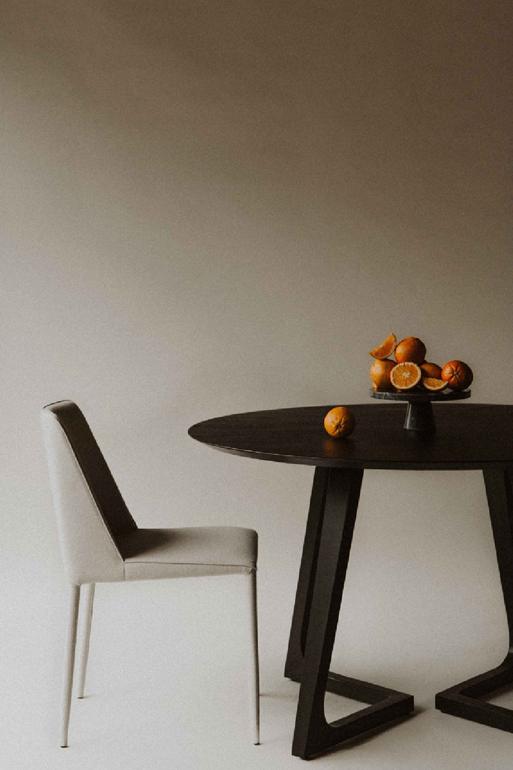 Sculptural Base Round Dining Table | Novi Living Godenza | Oroa.com