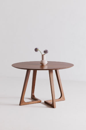 Sculptural Base Round Dining Table | Novi Living Godenza | Oroa.com