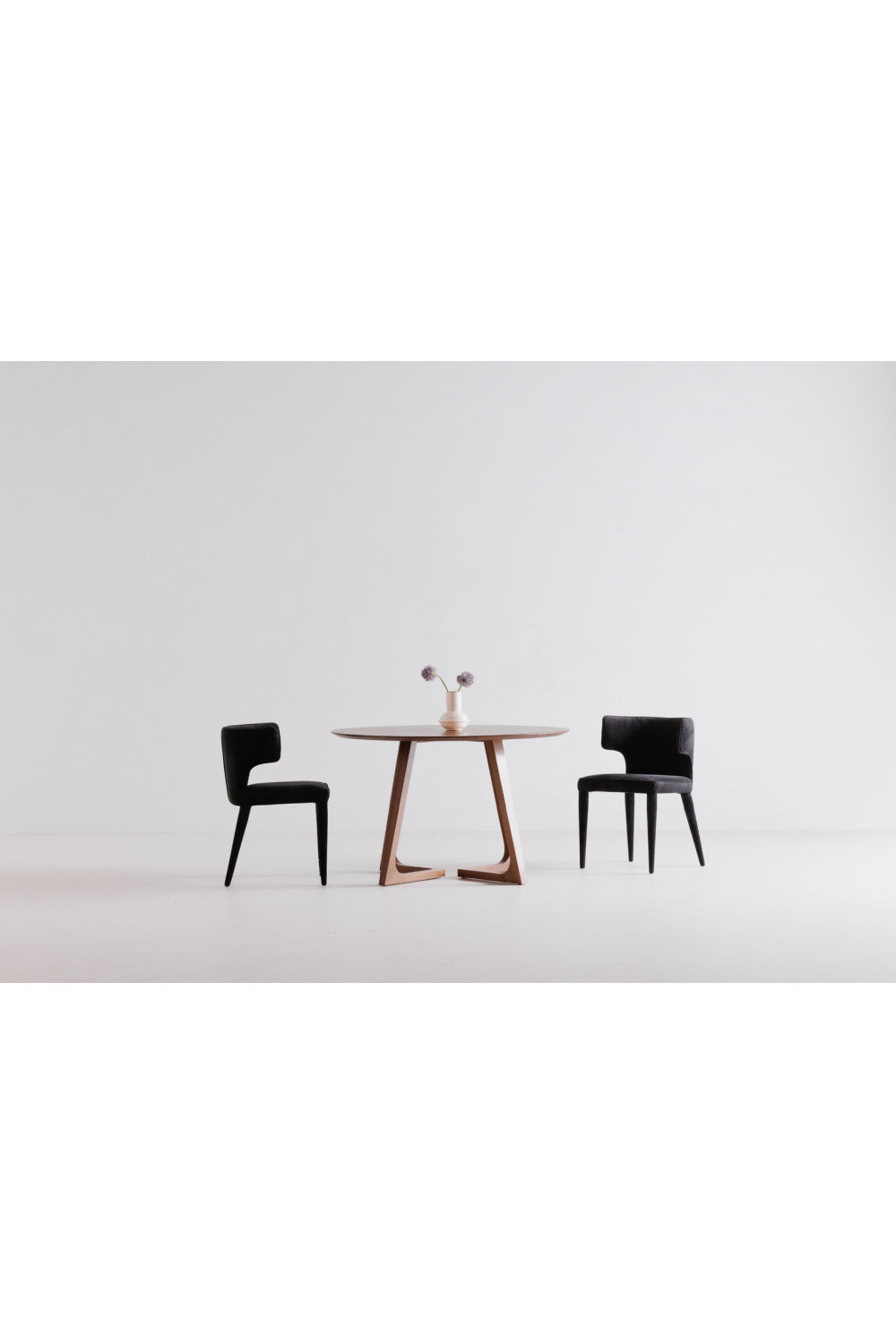 Sculptural Base Round Dining Table | Novi Living Godenza | Oroa.com