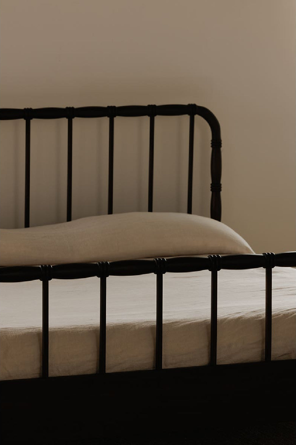 Acacia Wood Bed | Novi Living Vivian | Oroa.com