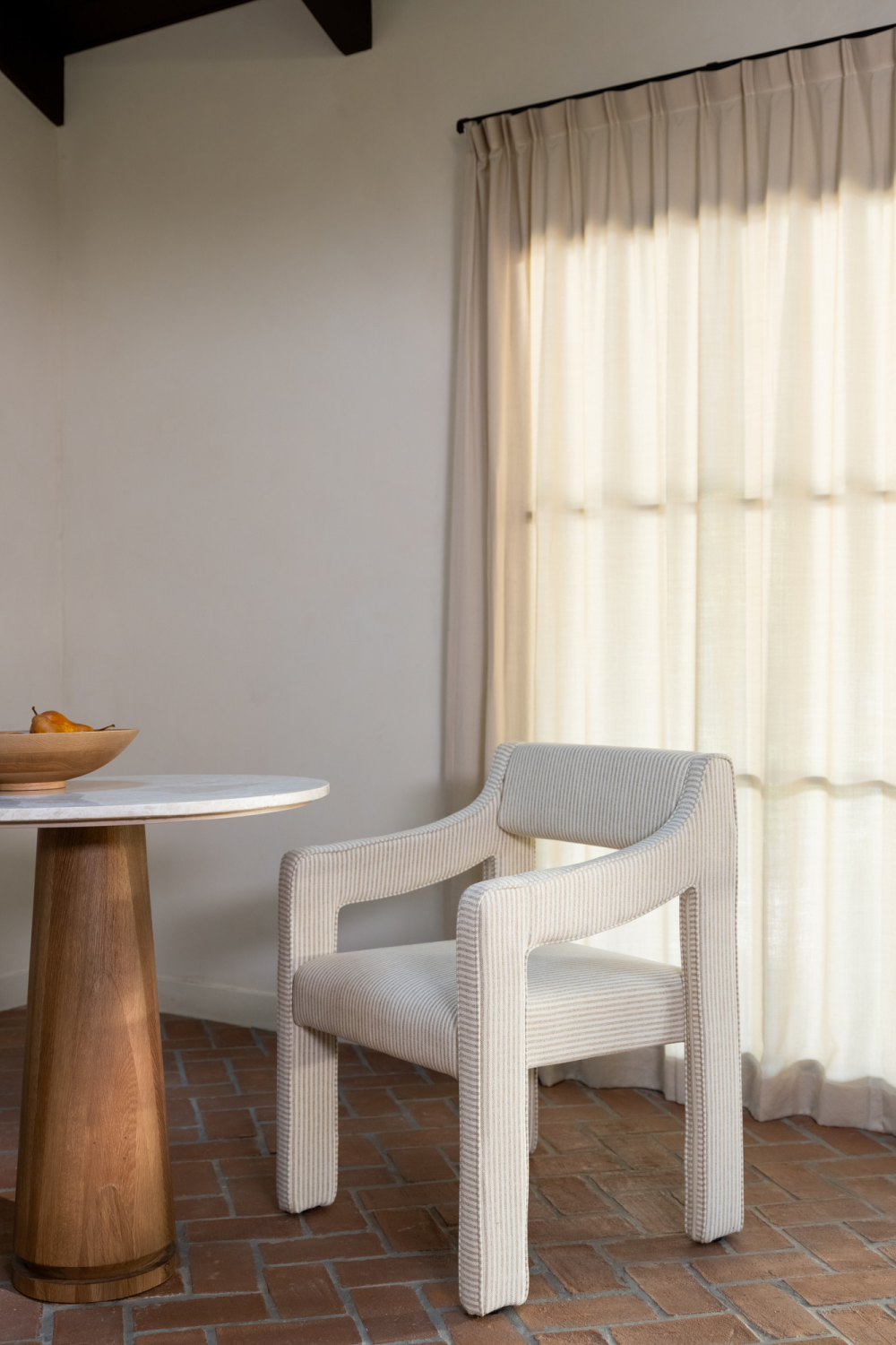 Upholstered Sloped-Arm Dining Chair | Novi Living Elise | Oroa.com