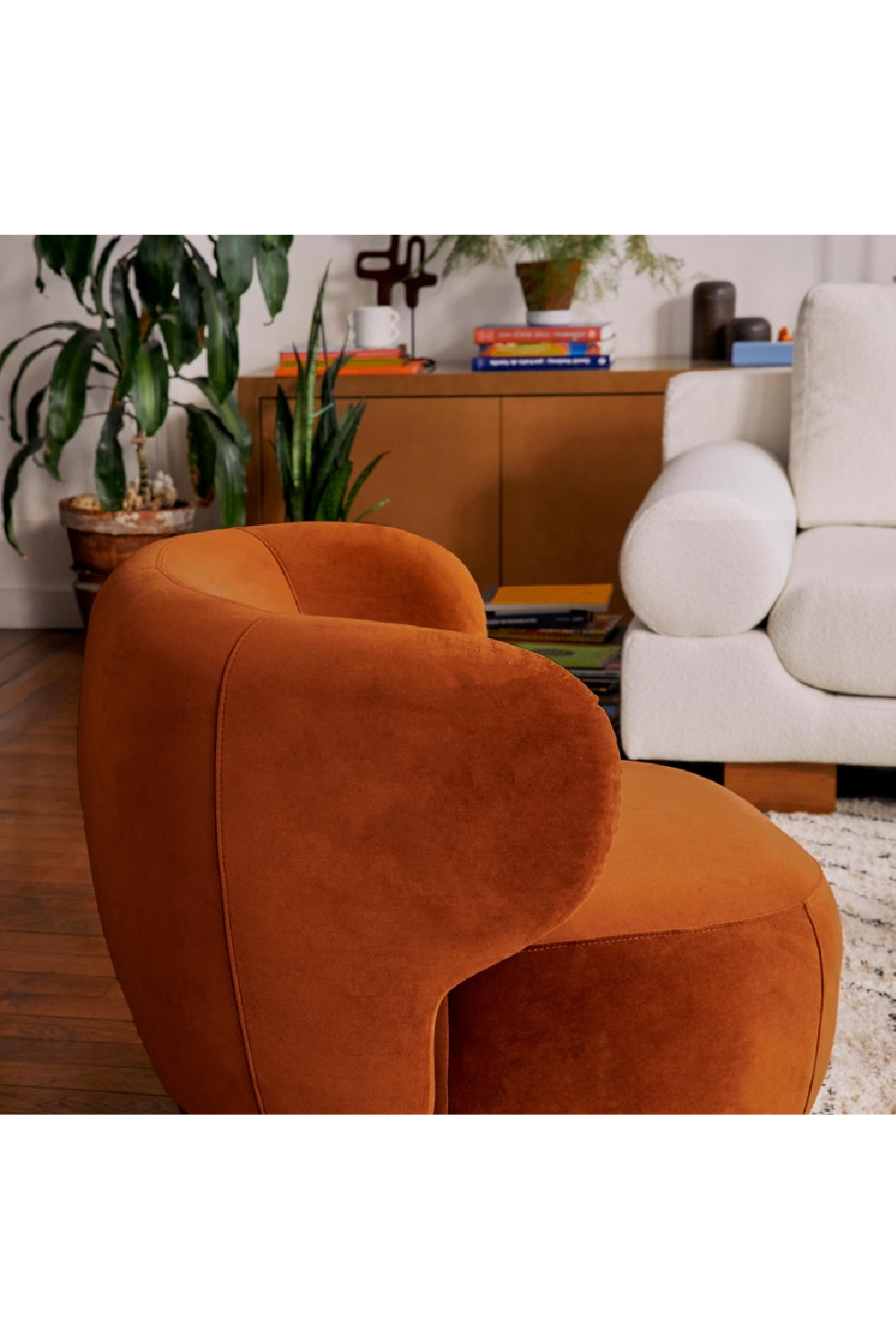 Contoured-Back Lounge Chair | NV Gallery Giulia | Oroa.com