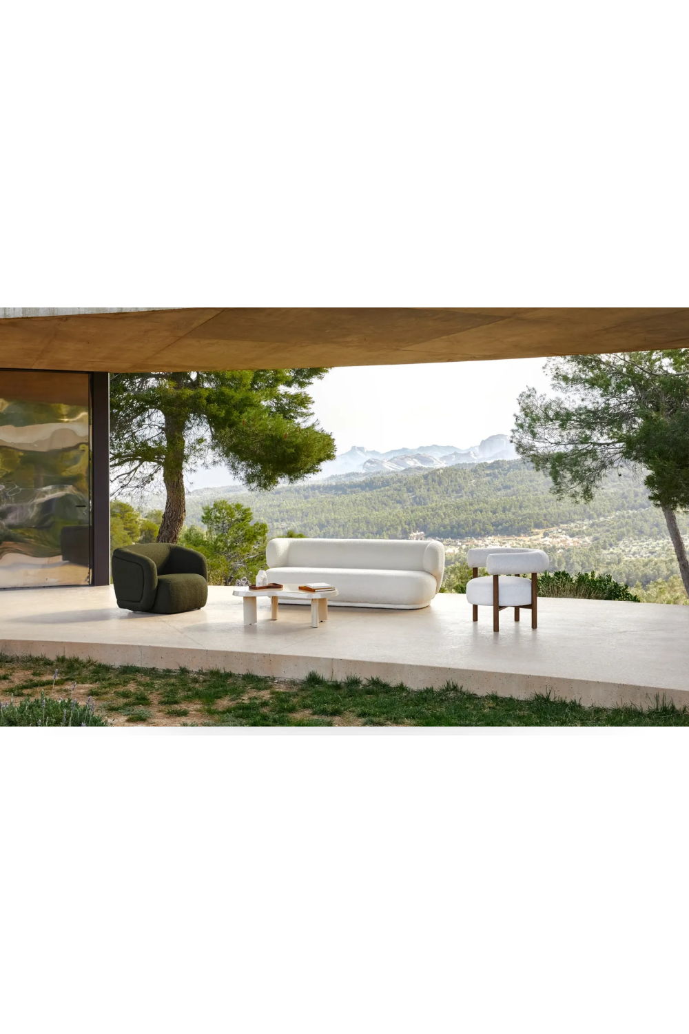 Curved Plush Lounge Chair | NV Gallery Volta | Oroa.com