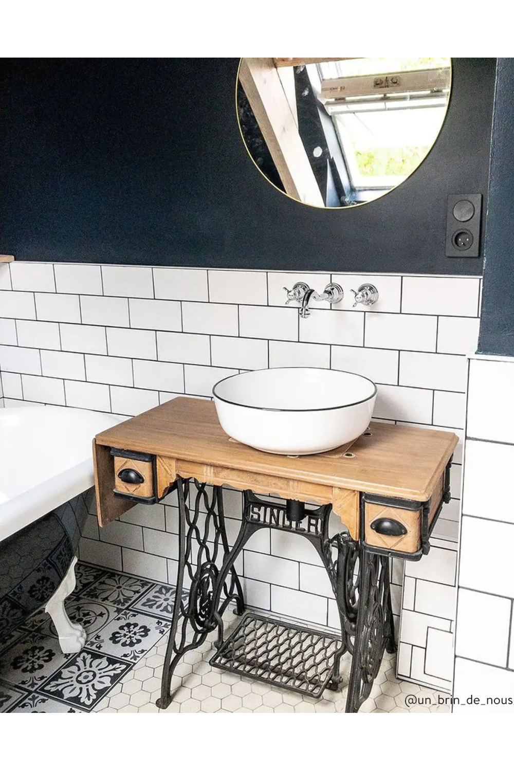 White Glazed Round Washbasin | NV Gallery Amsterdam | Oroa.com