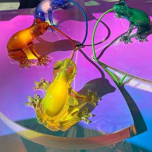 Sculptured Table/Wall Lamp | Qeeboo Hungry Frog | OROA.com