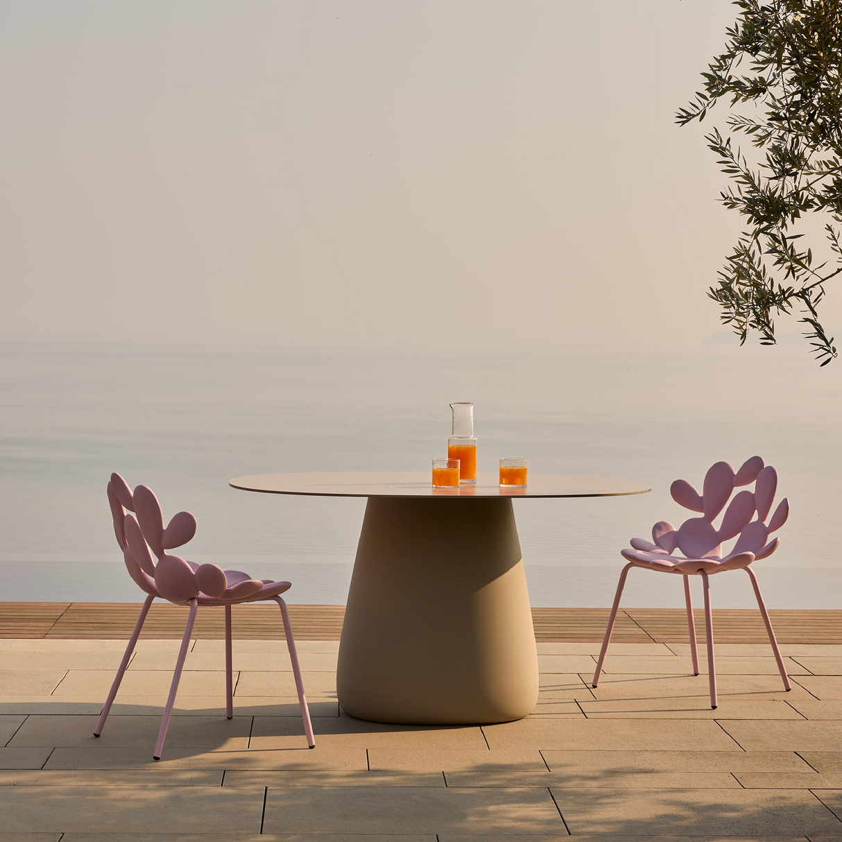 Oval Indoor/Outdoor Dining Table | Qeeboo Cobble | OROA.com