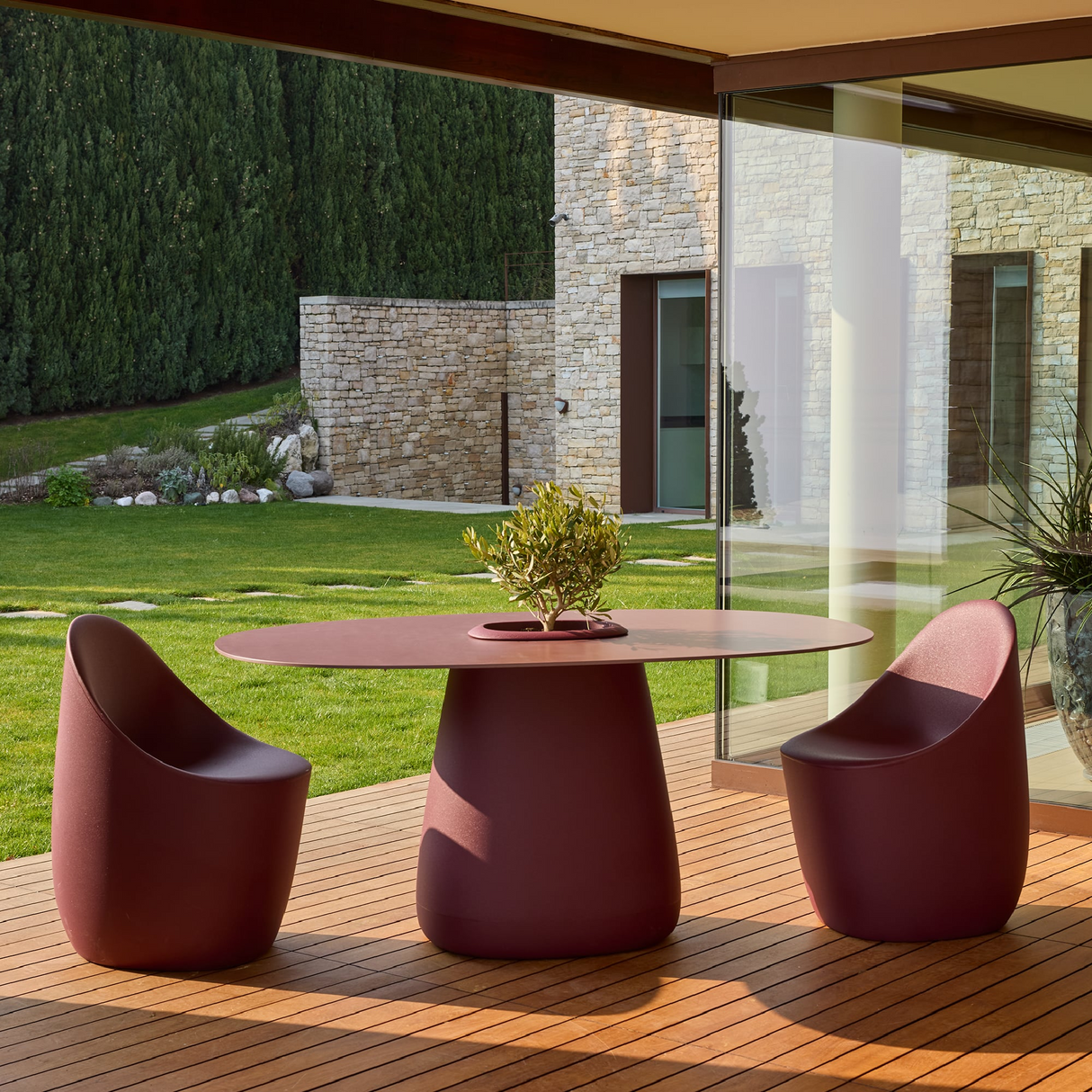 Indoor/Outdoor Bucket Dining Table | Qeeboo Cobble | OROA.com