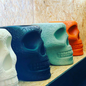 Skull-Shaped Stool Side Table | Qeeboo Mexico | OROA.com