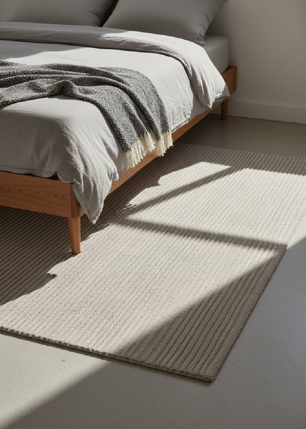 Hand-woven Wool Area Rug | Splendido Deva | Oroa.com