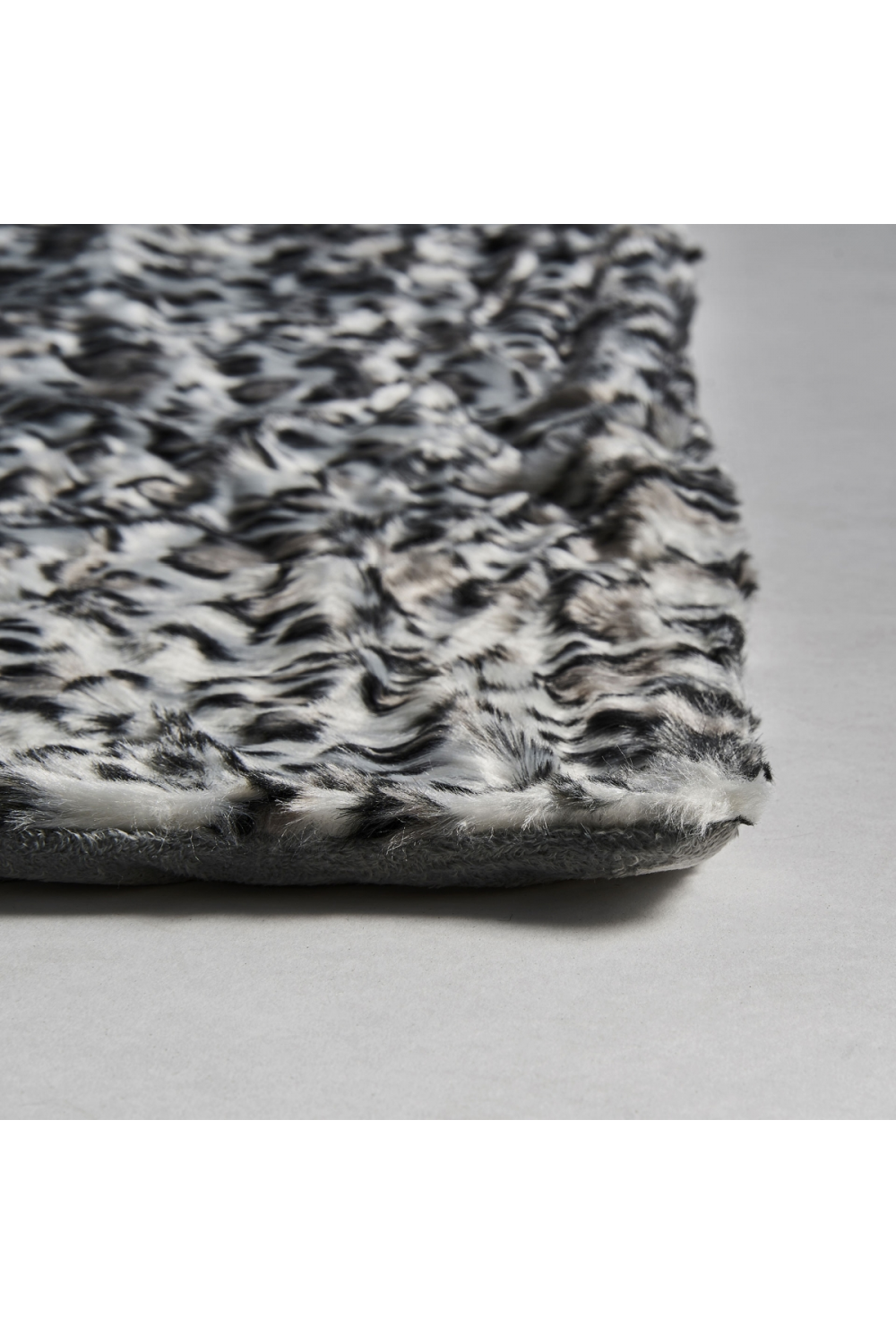 Two-Toned Furry Throw Blanket | Vical Home Leopard | Oroa.com