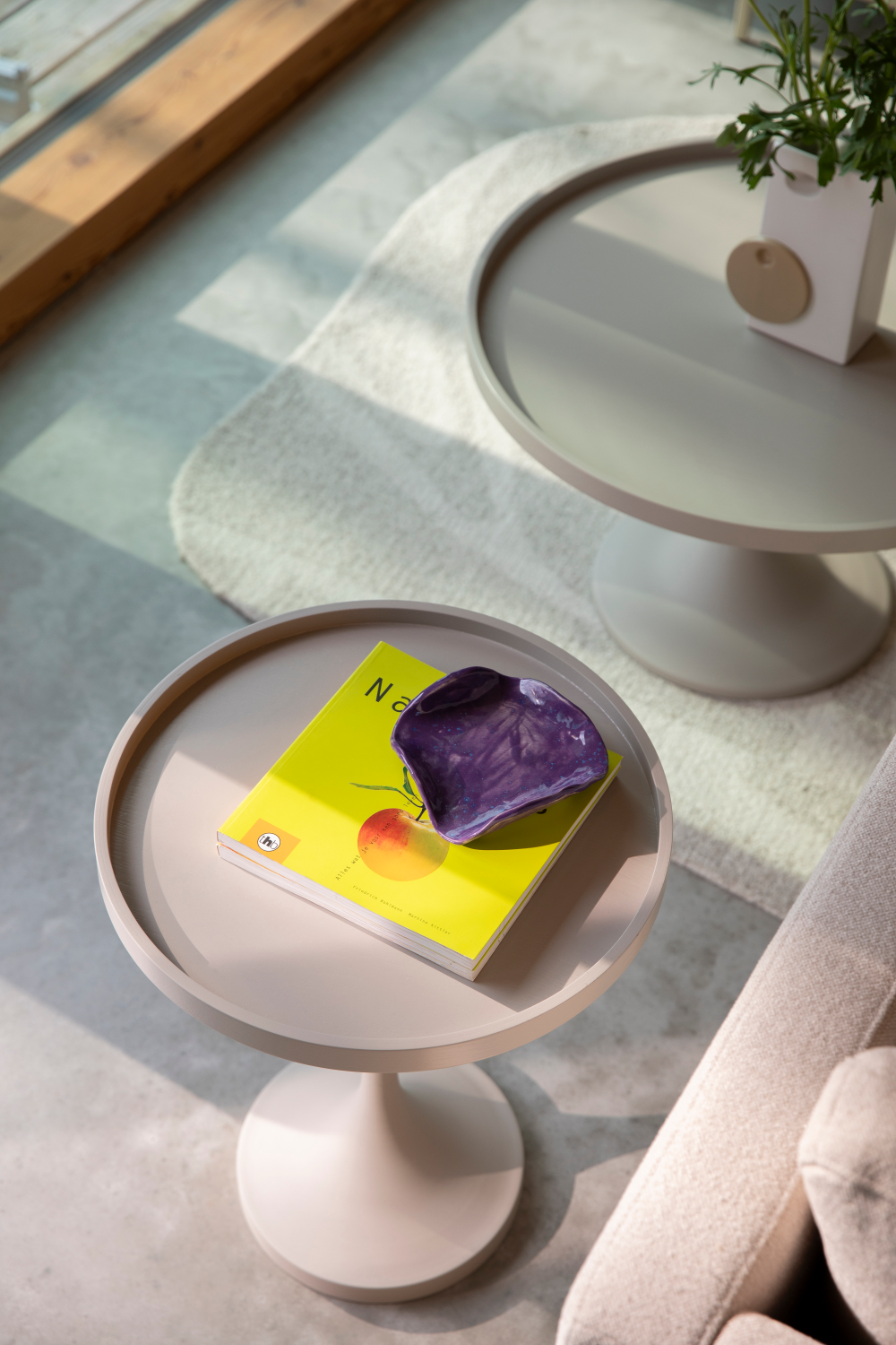 Round Pedestal Coffee Table | Zuiver Jason | OROA.com