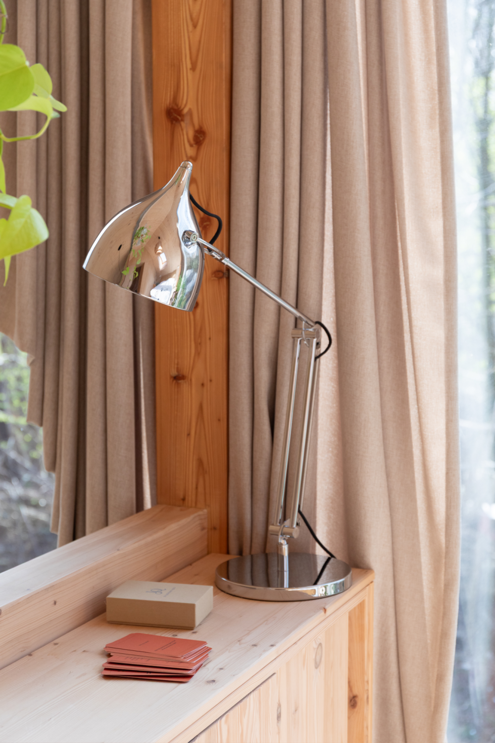 Adjustable Metal Desk Lamp | Zuiver Reader | Oroa.com